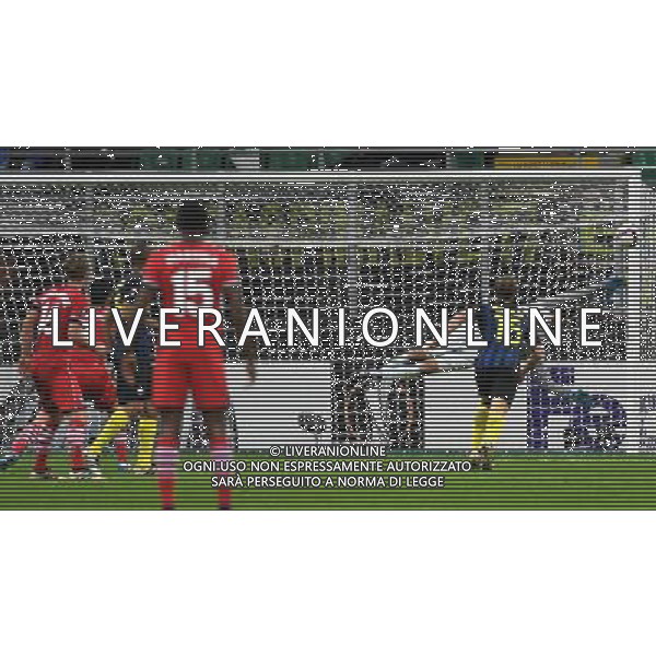 UEFA Europa League 2016/2017 Fase a Gironi Gruppo K Milano - 20.10.2016 Inter-Southampton Nella Foto:handanovic vola sul tiro di ward-prowse /Ph.Vitez-Ag. Aldo Liverani