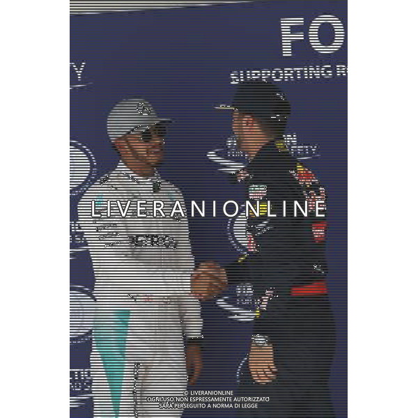 (L to R): Lewis Hamilton (GBR) Mercedes AMG F1 celebrates his pole position in parc ferme with third placed Daniel Ricciardo (AUS) Red Bull Racing. 22.10.2016. Formula 1 World Championship, Rd 18, United States Grand Prix, Austin, Texas, USA, Qualifying Day. 