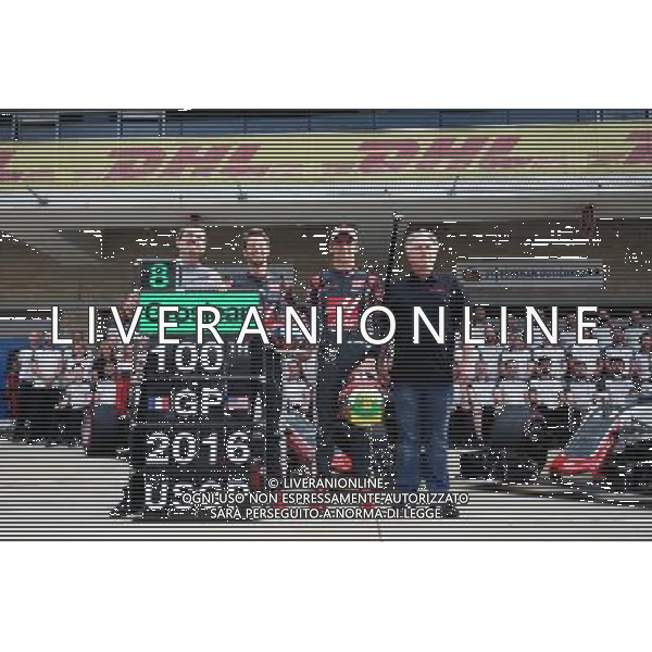 (L to R): Guenther Steiner (ITA) Haas F1 Team Prinicipal; Romain Grosjean (FRA) Haas F1 Team; Esteban Gutierrez (MEX) Haas F1 Team; and Gene Haas (USA) Haas Automotion President, at a team photograph. 23.10.2016. Formula 1 World Championship, Rd 18, United States Grand Prix, Austin, Texas, USA, Race Day. AG ALDO LIVERANI SAS ONLY ITALY