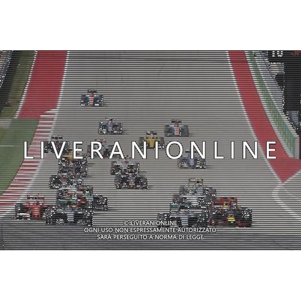 Lewis Hamilton (GBR) Mercedes AMG F1 W07 Hybrid (Right) leads team mate Nico Rosberg (GER) Mercedes AMG F1 W07 Hybrid at the start of the race. 23.10.2016. Formula 1 World Championship, Rd 18, United States Grand Prix, Austin, Texas, USA, Race Day. AG ALDO LIVERANI SAS ONLY ITALY