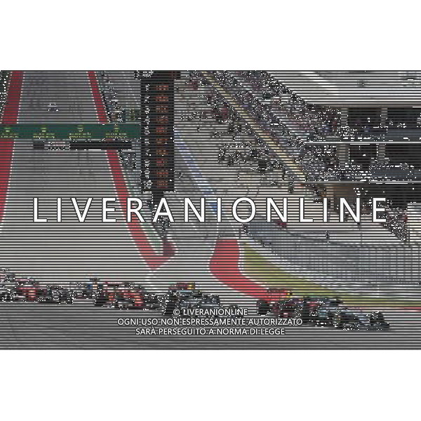 Lewis Hamilton (GBR) Mercedes AMG F1 W07 Hybrid leads at the start of the race. 23.10.2016. Formula 1 World Championship, Rd 18, United States Grand Prix, Austin, Texas, USA, Race Day. AG ALDO LIVERANI SAS ONLY ITALY
