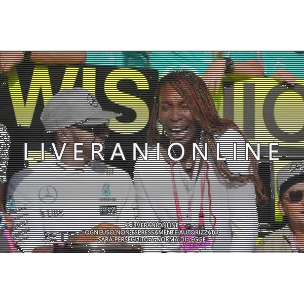 (L to R): Race winner Lewis Hamilton (GBR) Mercedes AMG F1 celebrates with Venus Williams (USA) Tennis Player and the team. 23.10.2016. Formula 1 World Championship, Rd 18, United States Grand Prix, Austin, Texas, USA, Race Day. AG ALDO LIVERANI SAS ONLY ITALY