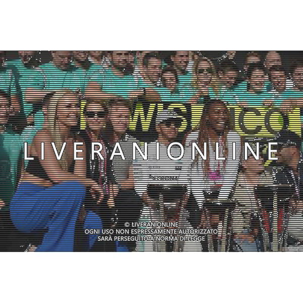 Race winner Lewis Hamilton (GBR) Mercedes AMG F1 celebrates with Lindsey Vonn (USA) Former Alpine Ski Racer; Gordon Ramsey (GBR) Celebrity Chef; Venus Williams (USA) Tennis Player, and the team. 23.10.2016. Formula 1 World Championship, Rd 18, United States Grand Prix, Austin, Texas, USA, Race Day. AG ALDO LIVERANI SAS ONLY ITALY