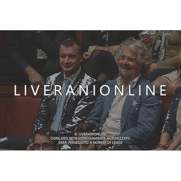 Roma - 25.10.2016 - Camera dei Deputati - Modifiche alla legge 31 ottobre 1965 n. 1261 concernenti il trattamento economico e previdenziale spettante ai membri del Parlamento - nella foto: Beppe Grillo nelle tribune del pubblico con Rocco Casalino / Ph. Corradetti-Ag Aldo Liverani / AGENZIA ALDO LIVERANI SAS