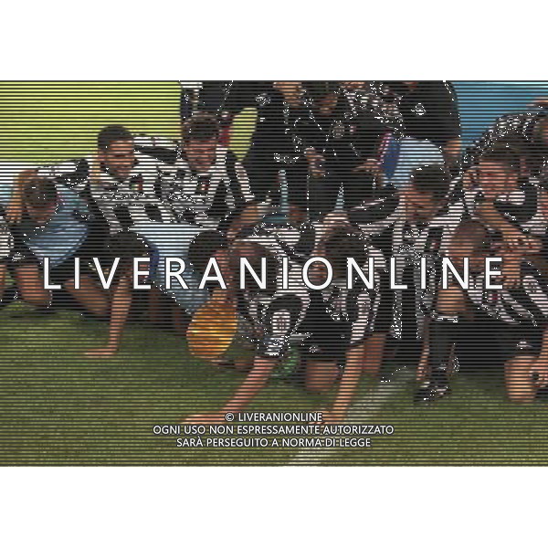 TORINO FINALE SUPERCOPPA ITALIANA 23-08-1997 JUVENTUS VICENZA NELLA FOTO I GIOCATORI DELLA JUVENTUS CON LA SUPER COPPA ITALIANA AG ALDO LIVERANI SAS