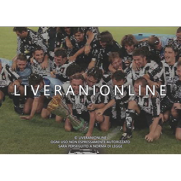 TORINO FINALE SUPERCOPPA ITALIANA 23-08-1997 JUVENTUS VICENZA NELLA FOTO I GIOCATORI DELLA JUVENTUS CON LA SUPER COPPA ITALIANA AG ALDO LIVERANI SAS