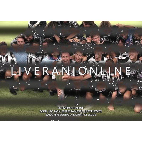 TORINO FINALE SUPERCOPPA ITALIANA 23-08-1997 JUVENTUS VICENZA NELLA FOTO I GIOCATORI DELLA JUVENTUS CON LA SUPER COPPA ITALIANA AG ALDO LIVERANI SAS