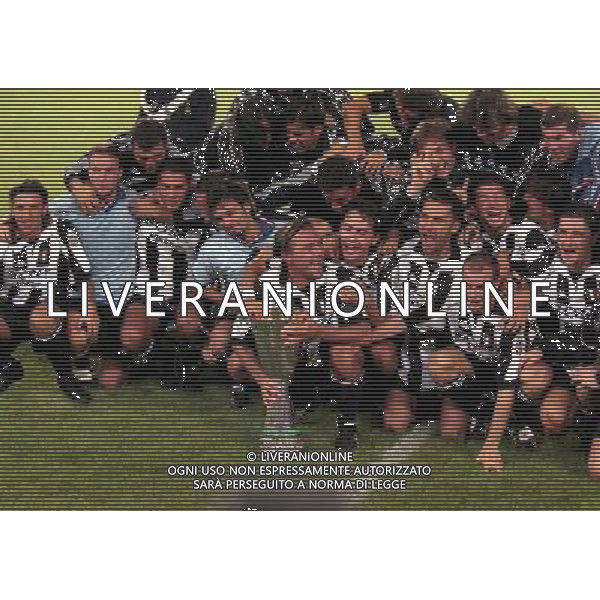 TORINO FINALE SUPERCOPPA ITALIANA 23-08-1997 JUVENTUS VICENZA NELLA FOTO I GIOCATORI DELLA JUVENTUS CON LA SUPER COPPA ITALIANA AG ALDO LIVERANI SAS