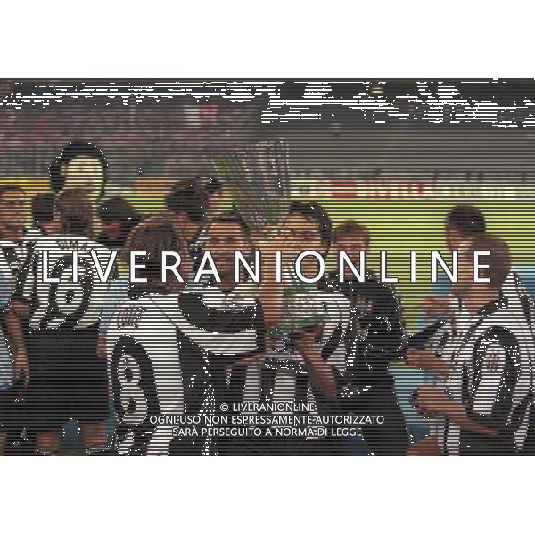 TORINO FINALE SUPERCOPPA ITALIANA 23-08-1997 JUVENTUS VICENZA NELLA FOTO I GIOCATORI DELLA JUVENTUS CON LA SUPER COPPA ITALIANA AG ALDO LIVERANI SAS
