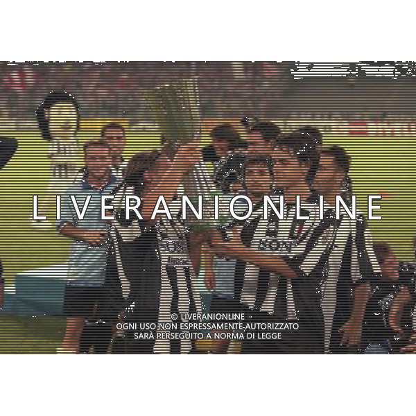 TORINO FINALE SUPERCOPPA ITALIANA 23-08-1997 JUVENTUS VICENZA NELLA FOTO ANTONIO CONTE E FILIPPO INZAGHI CON LA SUPERCOPPA ITALIANA AG ALDO LIVERANI SAS