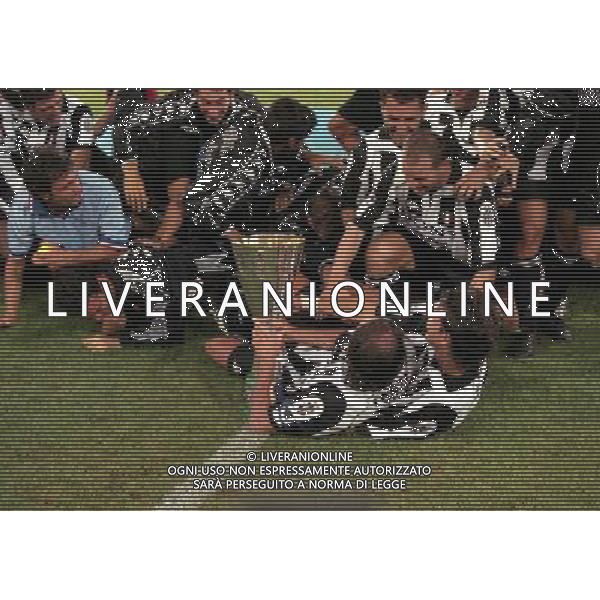 TORINO FINALE SUPERCOPPA ITALIANA 23-08-1997 JUVENTUS VICENZA NELLA FOTO I GIOCATORI DELLA JUVENTUS CON LA SUPER COPPA ITALIANA AG ALDO LIVERANI SAS