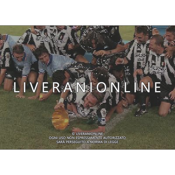 TORINO FINALE SUPERCOPPA ITALIANA 23-08-1997 JUVENTUS VICENZA NELLA FOTO I GIOCATORI DELLA JUVENTUS CON LA SUPER COPPA ITALIANA AG ALDO LIVERANI SAS