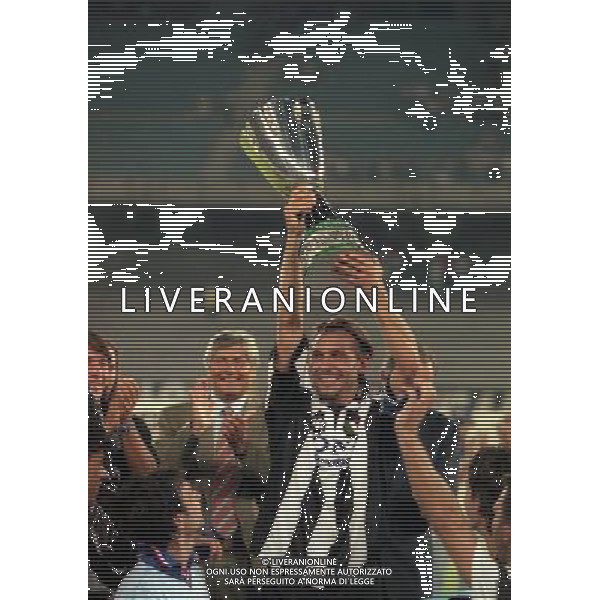 TORINO FINALE SUPERCOPPA ITALIANA 23-08-1997 JUVENTUS VICENZA NELLA FOTO ANTONIO CONTE CON LA SUPERCOPPA ITALIANA AG ALDO LIVERANI SAS
