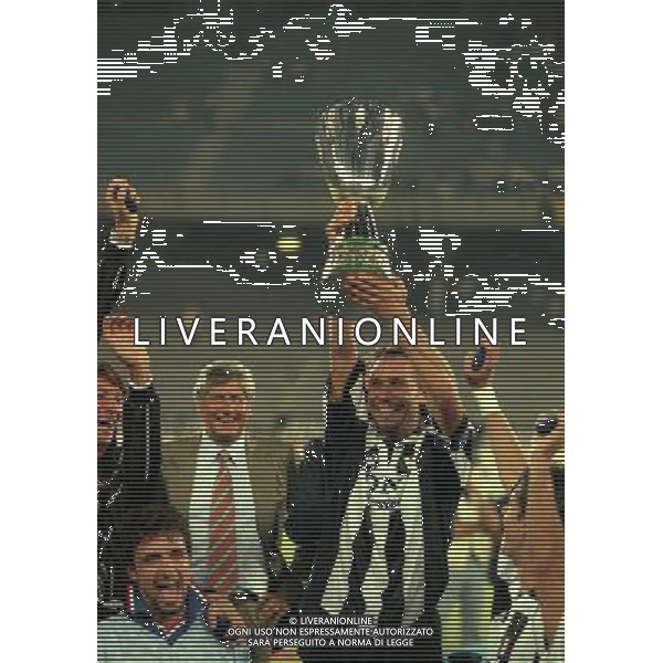 TORINO FINALE SUPERCOPPA ITALIANA 23-08-1997 JUVENTUS VICENZA NELLA FOTO ANTONIO CONTE CON LA SUPERCOPPA ITALIANA AG ALDO LIVERANI SAS