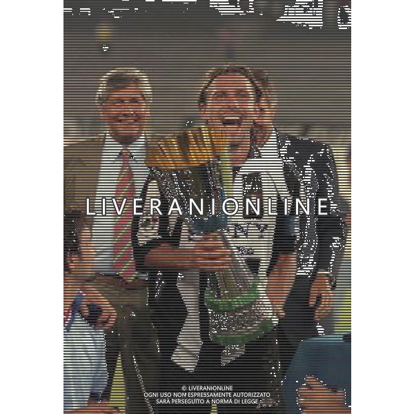 TORINO FINALE SUPERCOPPA ITALIANA 23-08-1997 JUVENTUS VICENZA NELLA FOTO ANTONIO CONTE CON LA SUPERCOPPA ITALIANA AG ALDO LIVERANI SAS