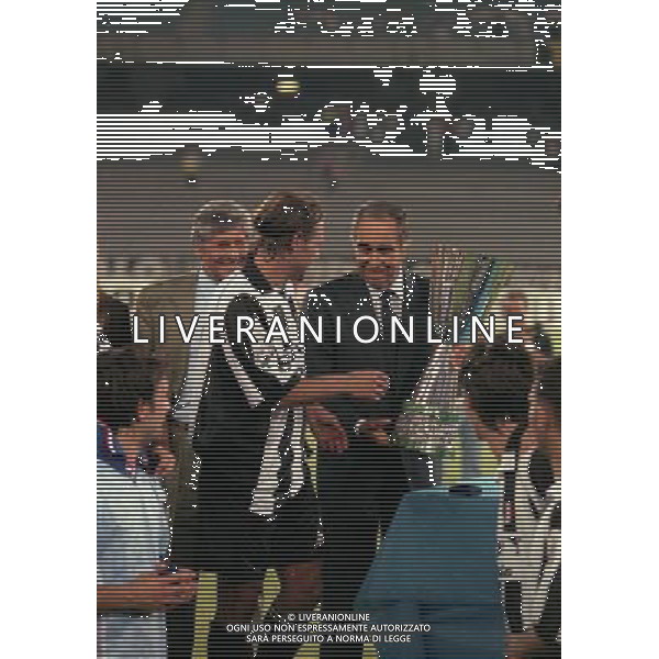 TORINO FINALE SUPERCOPPA ITALIANA 23-08-1997 JUVENTUS VICENZA NELLA FOTO ANTONIO CONTE RICEVE DA FRANCO CARRARO LA SUPERCOPPA ITALIANA AG ALDO LIVERANI SAS
