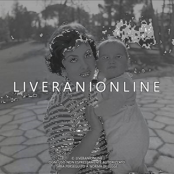 Gina Lollobrigida, nome d\'arte di Luigia Lollobrigida, attrice e scultrice italiana - Retrospettiva nella foto con il figlio Andrea Milko Skofic Jr. nel 1957 ©ARCHIVIO / AGENZIA ALDO LIVERANI SAS - ITALY ONLY EDITORIAL USE ONLY