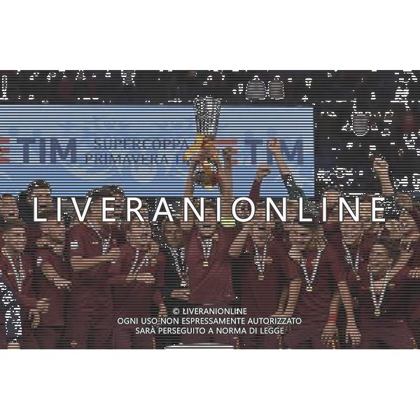 Supercoppa Italiana Primavera Roma - 28.10.2016 - Stadio Olimpico - AS Roma vs Inter - nella foto: Eros De Santis alza la Supercoppa Primavera / Ph. Corradetti-Ag. Aldo Liverani