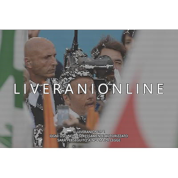 Manifestazione del Partito Democratico \' La Piazza e\' del Popolo. Si\' a unâ€™Italia piu\' forte. Si\' a unâ€™Europa piu\' giusta \' - Roma - Piazza del Popolo 29.10.2016 - nella foto: MAtteo Renzi saluta i militanti al termine del suo intervento /Ph.Corradetti-Ag. Aldo Liverani / AGENZIA ALDO LIVERANI SAS