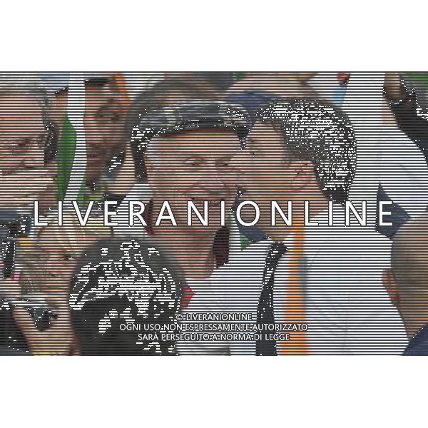 Manifestazione del Partito Democratico \' La Piazza e\' del Popolo. Si\' a unâ€™Italia piu\' forte. Si\' a unâ€™Europa piu\' giusta \' - Roma - Piazza del Popolo 29.10.2016 - nella foto: MAtteo Renzi saluta i militanti al termine del suo intervento /Ph.Corradetti-Ag. Aldo Liverani / AGENZIA ALDO LIVERANI SAS
