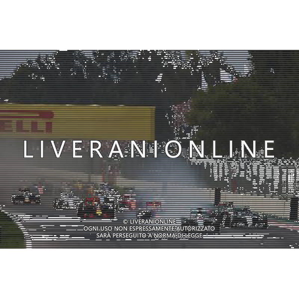 Lewis Hamilton (GBR) Mercedes AMG F1 W07 Hybrid locks up under braking as he leads at the start of the race. 30.10.2016. Formula 1 World Championship, Rd 19, Mexican Grand Prix, Mexico City, Mexico, Race Day. / AGENZIA ALDO LIVERANI SAS - ITALY ONLY EDITORIAL USE ONLY