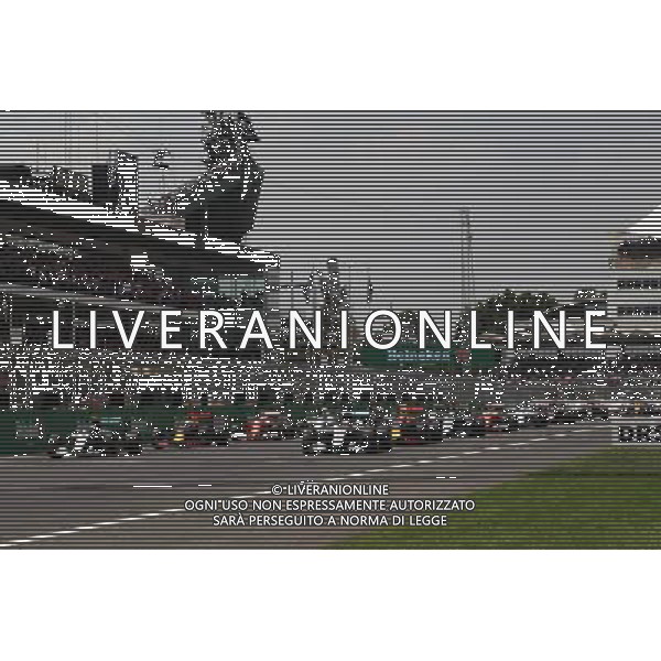 Lewis Hamilton (GBR) Mercedes AMG F1 W07 Hybrid leads at the start of the race. 30.10.2016. Formula 1 World Championship, Rd 19, Mexican Grand Prix, Mexico City, Mexico, Race Day. / AGENZIA ALDO LIVERANI SAS - ITALY ONLY EDITORIAL USE ONLY