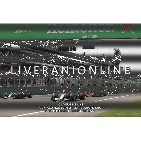 Lewis Hamilton (GBR) Mercedes AMG F1 W07 Hybrid leads at the start of the race. 30.10.2016. Formula 1 World Championship, Rd 19, Mexican Grand Prix, Mexico City, Mexico, Race Day. / AGENZIA ALDO LIVERANI SAS - ITALY ONLY EDITORIAL USE ONLY