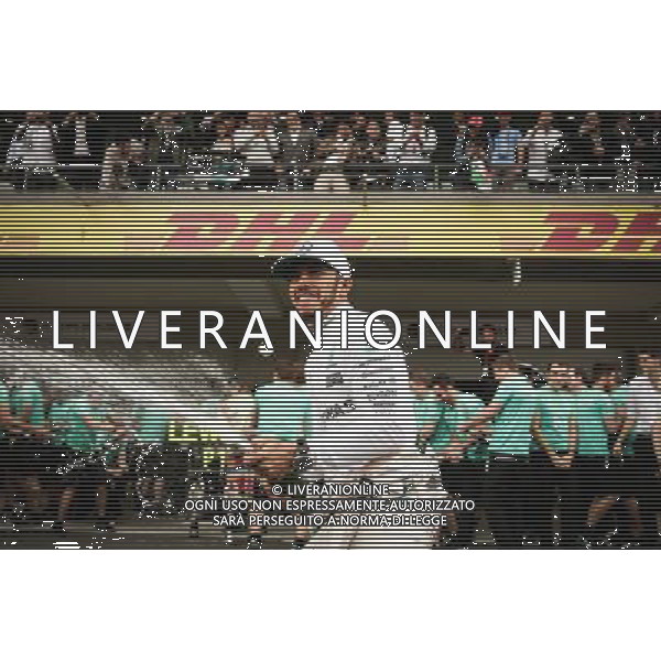 Race winner Lewis Hamilton (GBR) Mercedes AMG F1 celebrates with the team. 30.10.2016. Formula 1 World Championship, Rd 19, Mexican Grand Prix, Mexico City, Mexico, Race Day. s / AGENZIA ALDO LIVERANI SAS - ITALY ONLY EDITORIAL USE ONLY