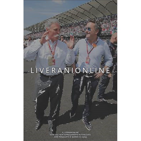 (L to R): Chase Carey (USA) Formula One Group Chairman with Alejandro Agag (ESP) Formula E Holdings CEO on the grid. 30.10.2016. Formula 1 World Championship, Rd 19, Mexican Grand Prix, Mexico City, Mexico, Race Day. / AGENZIA ALDO LIVERANI SAS - ITALY ONLY EDITORIAL USE ONLY
