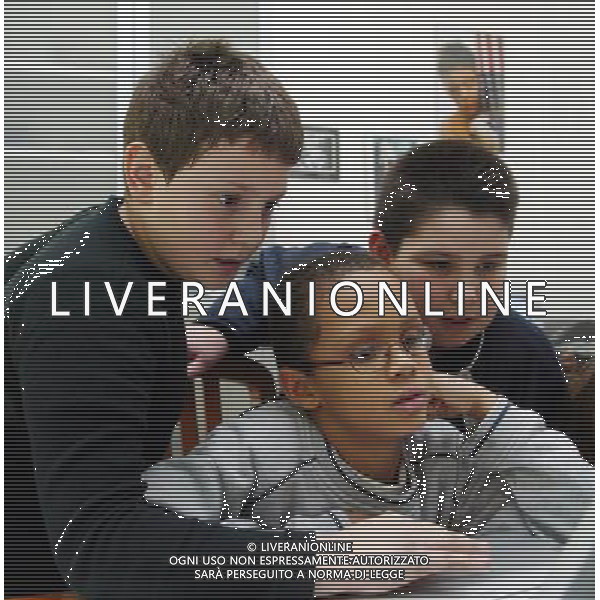Brescia 10/03/2003 nella foto gruppo di ragazzi bambini e bambino di colore che studiano e giocano con il computer foto filippo venezia-A.Liverani