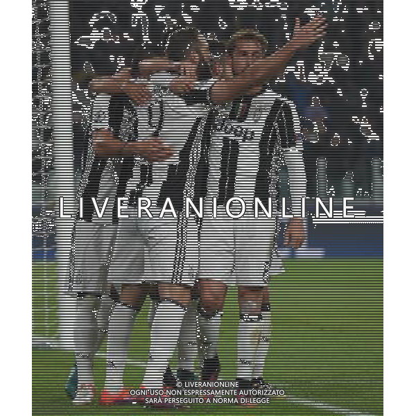 UEFA Champions League 2016/2017 Finale Fase a Girone Gruppo H Torino - 02.11.2016 Juventus-Lione Nella Foto: abbracci esultanza dopo il gol su rigore di gonzalo higuain /Ph.Vitez-Ag. Aldo Liverani