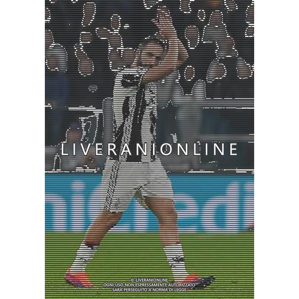 UEFA Champions League 2016/2017 Finale Fase a Girone Gruppo H Torino - 02.11.2016 Juventus-Lione Nella Foto: gonzalo higuain saluta i tifosi dopo la sostituzione /Ph.Vitez-Ag. Aldo Liverani