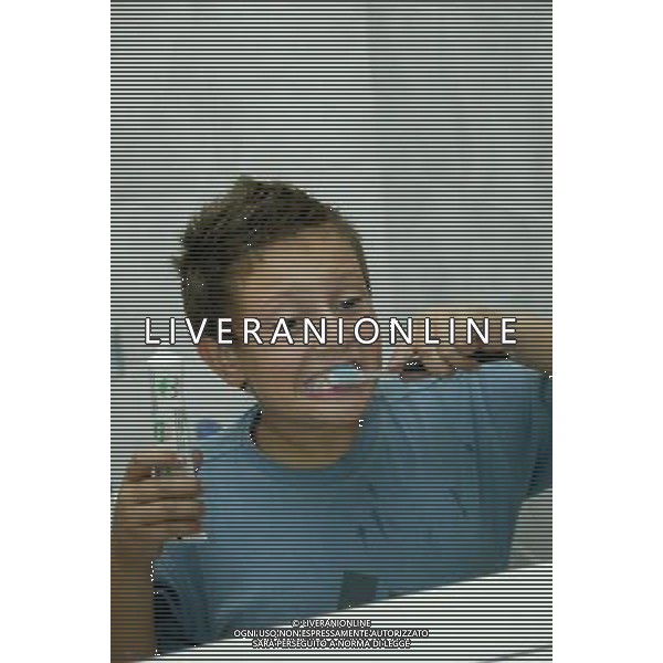 BAMBINO MENTRE SI LAVA I DENTI CON LO SPAZZOLINO E DENTIFRICIO foto filippo venezia-A.Liverani