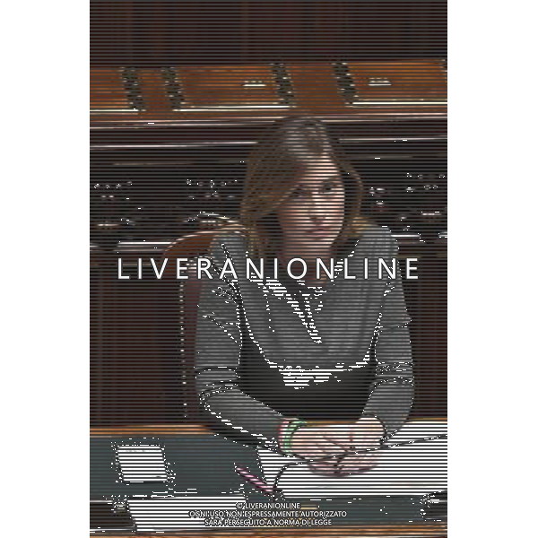 Roma - 09.11.2016 - Camera dei Deputati - Svolgimento di interrogazioni a risposta immediata - nella foto: Maria Elena Boschi sul tavolo la cover del cellulare con lo slogan Basta un Si\' / Ph. Corradetti-Ag Aldo Liverani
