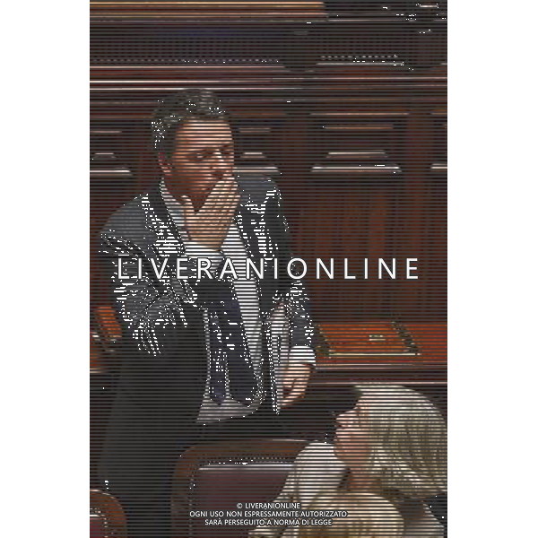 Roma - 09.11.2016 - Camera dei Deputati - Informativa urgente del Presidente del Consiglio dei ministri sui recenti eventi sismici che hanno colpito il Centro Italia - nella foto: Matteo Renzi saluta e lascia l\'aula / Ph. Corradetti-Ag Aldo Liverani