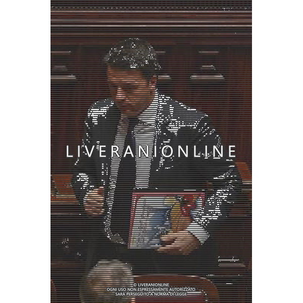 Roma - 09.11.2016 - Camera dei Deputati - Informativa urgente del Presidente del Consiglio dei ministri sui recenti eventi sismici che hanno colpito il Centro Italia - nella foto: Matteo Renzi con la cartellina della Sagra degli spagetti all\'amatriciana / Ph. Corradetti-Ag Aldo Liverani