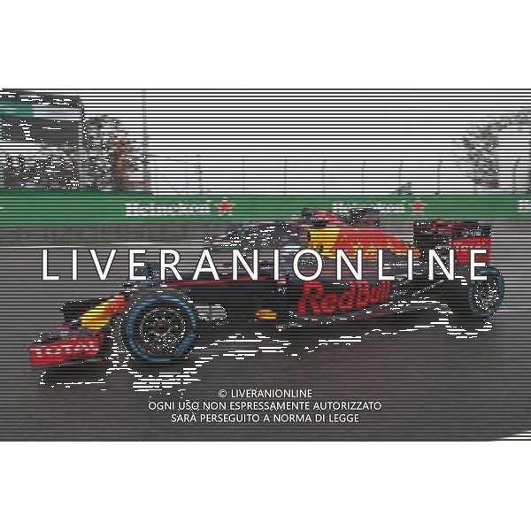 Daniel Ricciardo (AUS) Red Bull Racing RB12 and Carlos Sainz Jr (ESP) Scuderia Toro Rosso STR11 battle for position. 13.11.2016. Formula 1 World Championship, Rd 20, Brazilian Grand Prix, Sao Paulo, Brazil, Race Day. AG ALDO LIVERANI SAS ONLY ITALY
