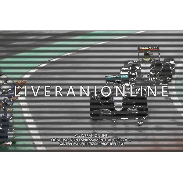 Race winner Lewis Hamilton (GBR) Mercedes AMG F1 W07 Hybrid celebrates as he enters parc ferme at the end of the race. 13.11.2016. Formula 1 World Championship, Rd 20, Brazilian Grand Prix, Sao Paulo, Brazil, Race Day. / AGENZIA ALDO LIVERANI SAS - ITALY ONLY EDITORIAL USE ONLY - Gp F1 Brasile Gara
