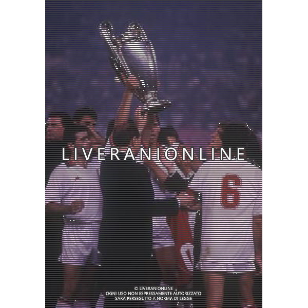 BARCELLONA FINALE DI CHAMPIONS LEGUE MILAN STEAUA BUCAREST 24-05-1989 NELLA FOTO I GIOCATORI DEL MILAN CON LA COPPA DEI CAMPIONI AG ALDO LIVERANI SAS