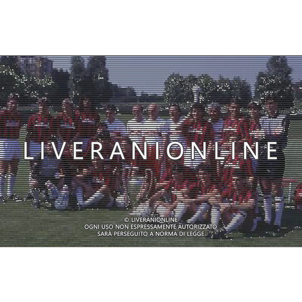 BARCELLONA FINALE DI CHAMPIONS LEGUE MILAN STEAUA BUCAREST 24-05-1989 NELLA FOTO LA FORMAZIONE DEL MILAN CON LA COPPA DEI CAMPIONI AG ALDO LIVERANI SAS