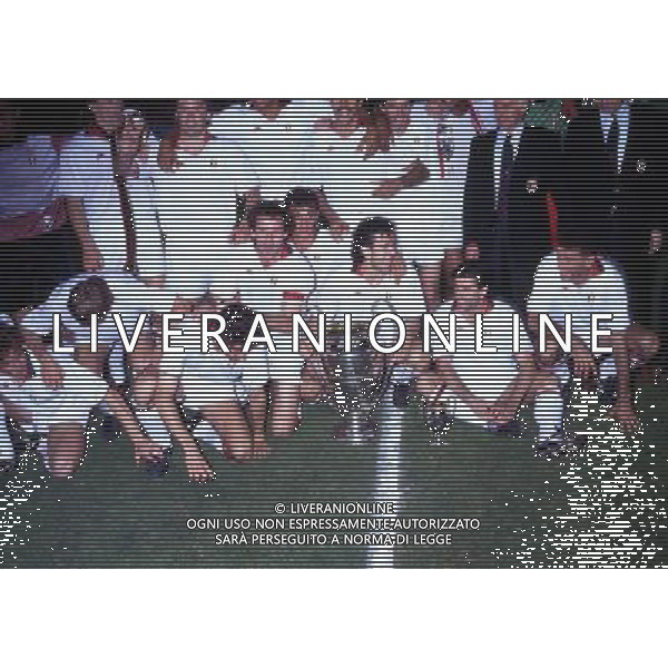BARCELLONA FINALE DI CHAMPIONS LEGUE MILAN STEAUA BUCAREST 24-05-1989 NELLA FOTO I GIOCATORI DEL MILAN CON LA COPPA DEI CAMPIONI AG ALDO LIVERANI SAS