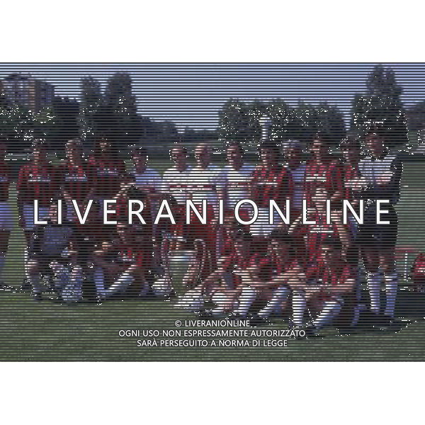 BARCELLONA FINALE DI CHAMPIONS LEGUE MILAN STEAUA BUCAREST 24-05-1989 NELLA FOTO LA FORMAZIONE DEL MILAN CON LA COPPA DEI CAMPIONI AG ALDO LIVERANI SAS