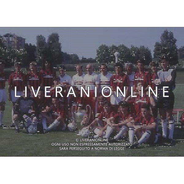 BARCELLONA FINALE DI CHAMPIONS LEGUE MILAN STEAUA BUCAREST 24-05-1989 NELLA FOTO LA FORMAZIONE DEL MILAN CON LA COPPA DEI CAMPIONI AG ALDO LIVERANI SAS