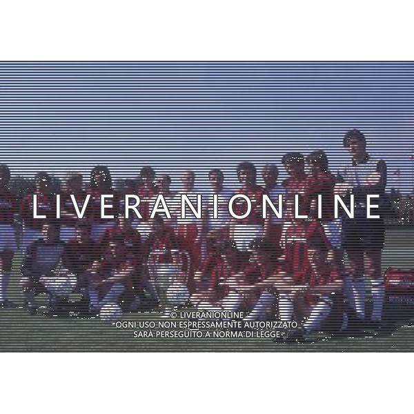 BARCELLONA FINALE DI CHAMPIONS LEGUE MILAN STEAUA BUCAREST 24-05-1989 NELLA FOTO LA FORMAZIONE DEL MILAN CON LA COPPA DEI CAMPIONI AG ALDO LIVERANI SAS