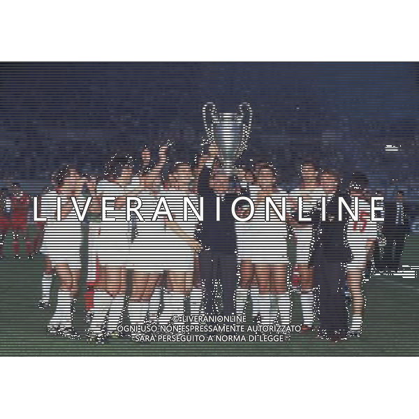 VIENNA FINALE DI CHAMPIONS LEGUE MILAN BENFICA 23-05-1990 NELLA FOTO SILVIO BERLUSCONI CON LA COPPA DEI CAMPIONI AG ALDO LIVERANI SAS
