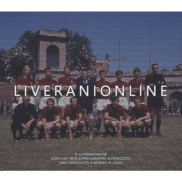MILANO-ARENA CIVICA 1968-1969 NELLA FOTO LA FORMAZIONE DEL MILAN CON LA COPPA DEI CAMPIONI CON NEREO ROCCO AG ALDO LIVERANI SAS