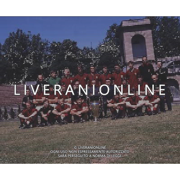 MILANO-ARENA CIVICA 1968-1969 NELLA FOTO LA FORMAZIONE DEL MILAN CON LA COPPA DEI CAMPIONI CON NEREO ROCCO AG ALDO LIVERANI SAS