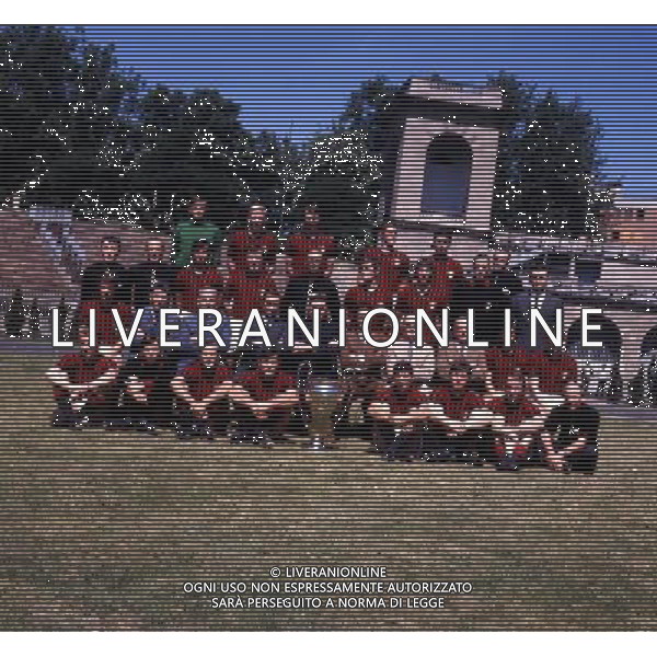 MILANO-ARENA CIVICA 1968-1969 NELLA FOTO LA FORMAZIONE DEL MILAN CON LA COPPA DEI CAMPIONI CON NEREO ROCCO AG ALDO LIVERANI SAS