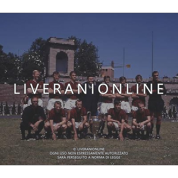 MILANO-ARENA CIVICA 1968-1969 NELLA FOTO LA FORMAZIONE DEL MILAN CON LA COPPA DEI CAMPIONI CON NEREO ROCCO AG ALDO LIVERANI SAS