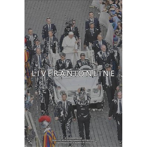 Santa Messa - Citta\' del Vaticano 20.11.2016 - Piazza San Pietro - nella foto: Papa Francesco sulla papa mobile / Ph. Corradetti - AG ALDO LIVERANI SAS